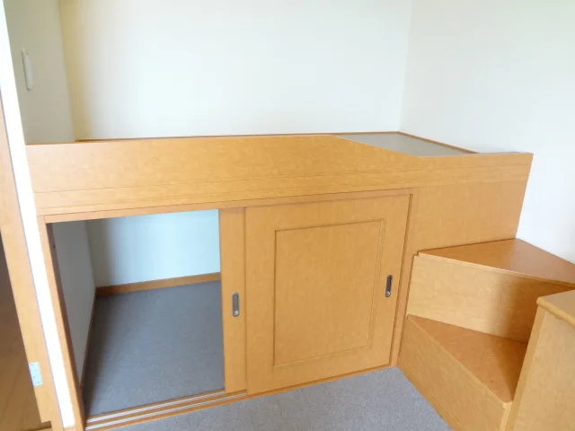 ベッド下は収納スペース