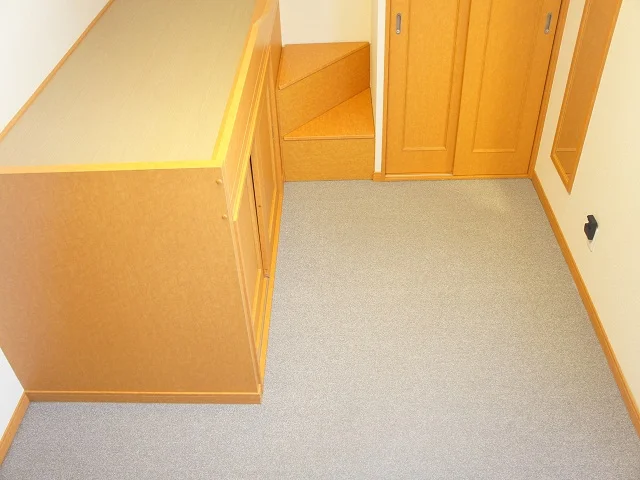 ベット下と階段部分も収納スペースになってます☆