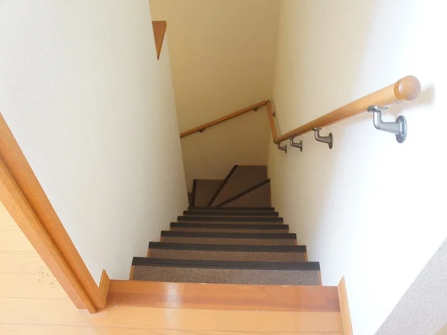 玄関入ってすぐの階段を上って居室にあがるタイプです。