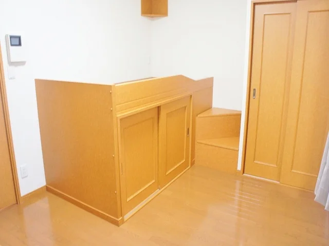 ベット下と階段部分も収納スペースになってます♪