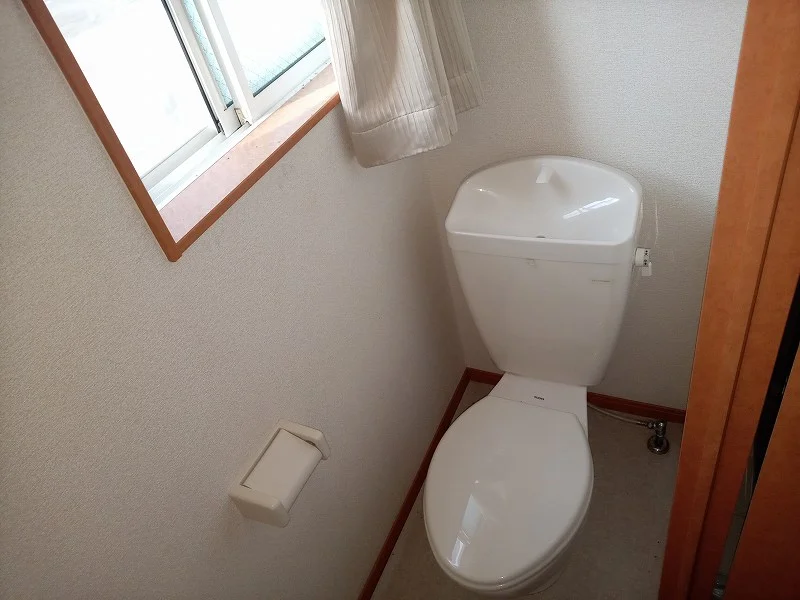 ２階の部屋のみ窓有り