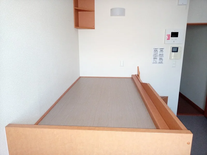 ベッドの下は収納スペースになっています