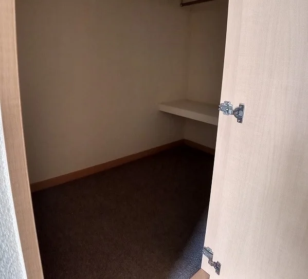 ベッド下にはウォークインクローゼット！