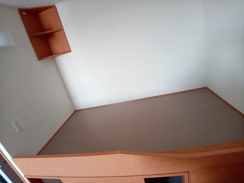 ベッド下には大型クローゼット！