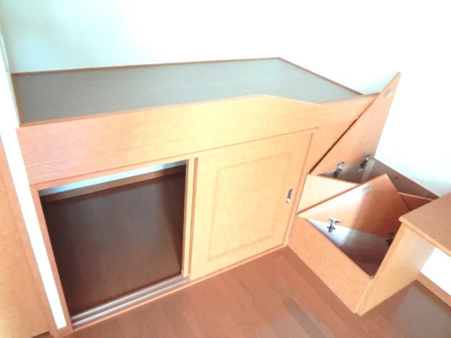 ベッド下には広々収納スペース！