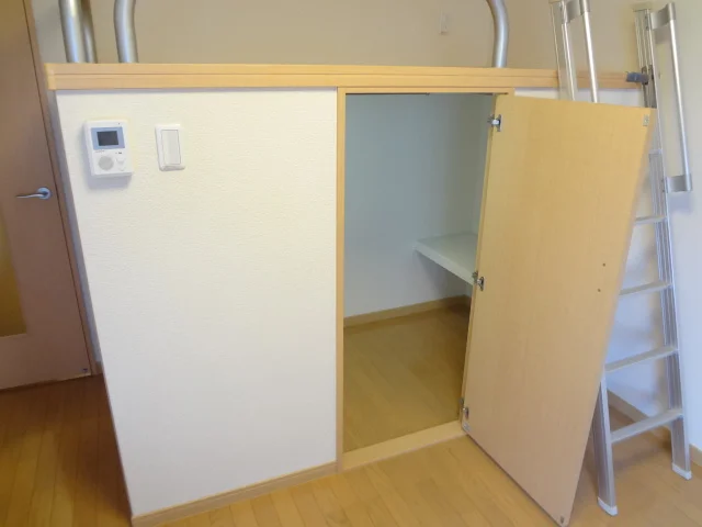 ベッド下には広々収納スペースあり