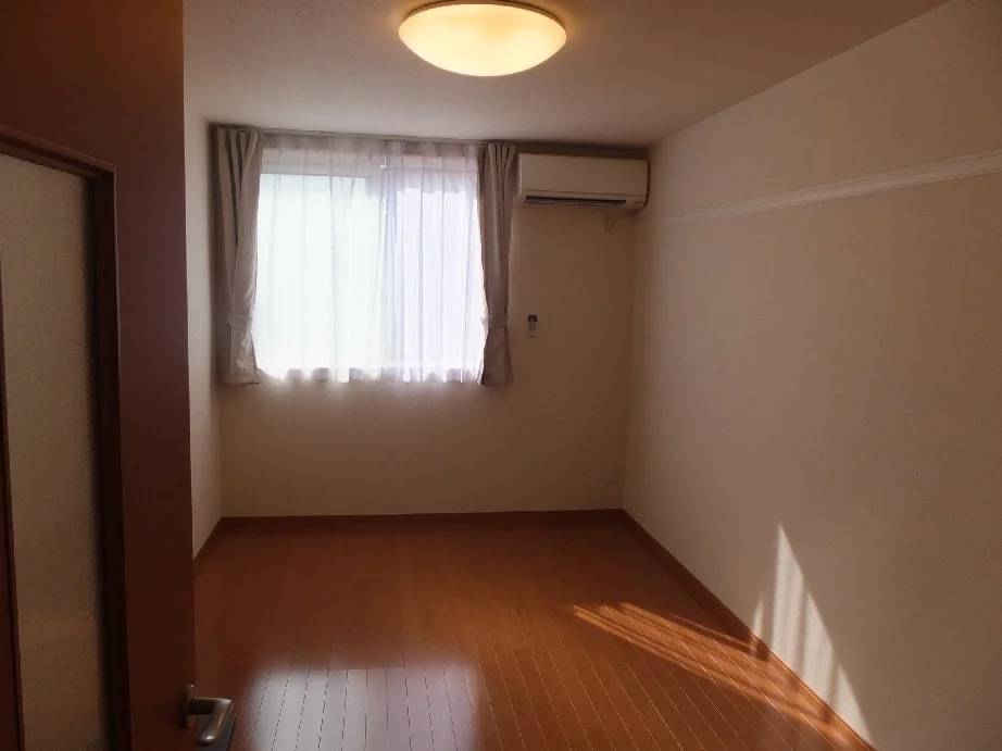 カーテン、エアコンあります