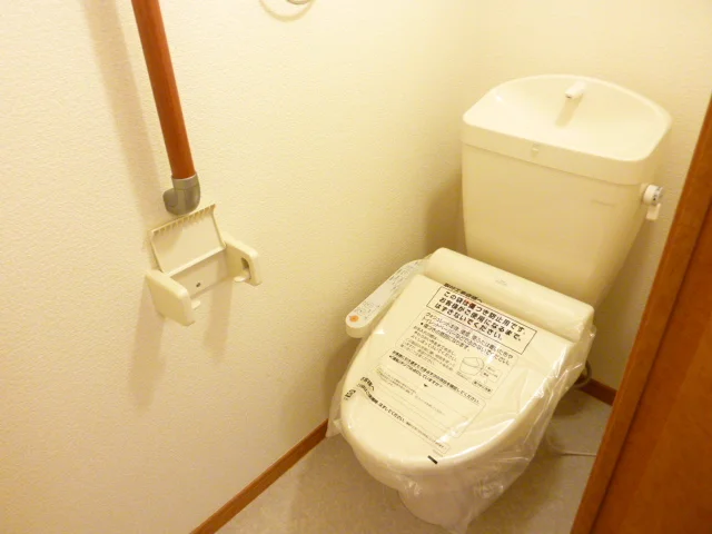 温水洗浄便座付いてます。