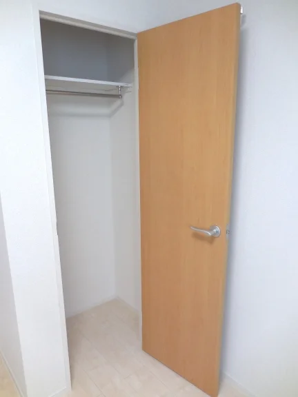 ポール付き収納でコートやスーツもらくらくしまえます。