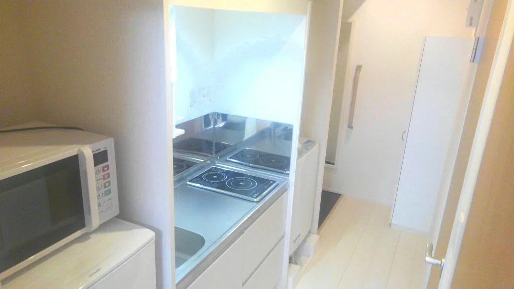 白を基調としたシンプルな廊下です。