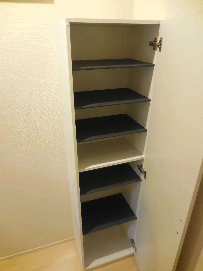 靴箱は仕切りを変えられるのでブーツ等もらくらく収納できます。