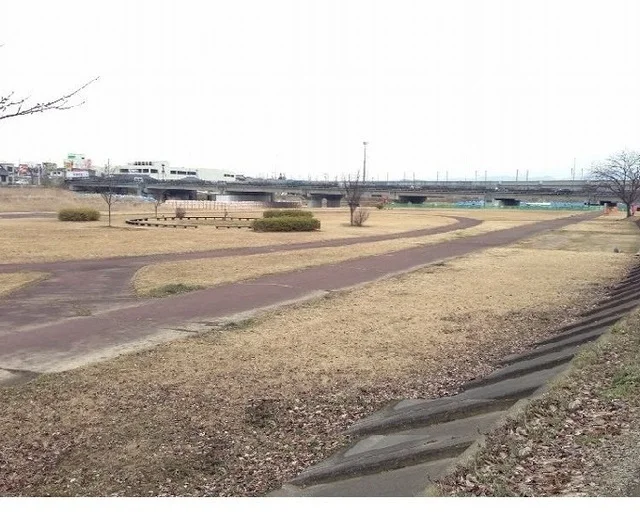 御山緑地運動公園まで500m
