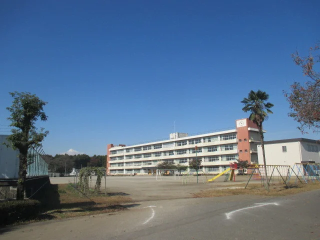 新田小学校まで1100m