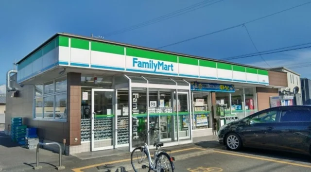 ファミリーマートまで700m