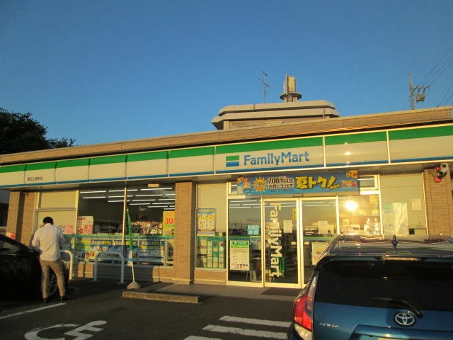 ファミリーマートまで220m