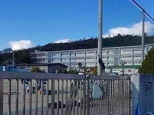 別所小学校まで1200m