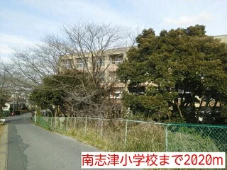 南志津小学校まで2020m