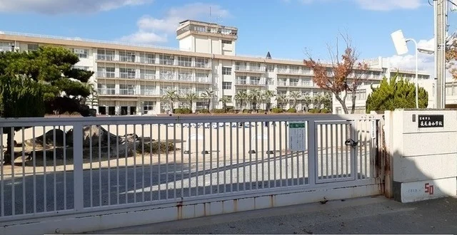 市立長尾南小学校まで530m