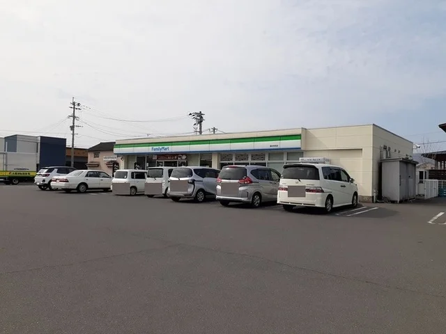 ファミリーマート国分向花店まで1150m