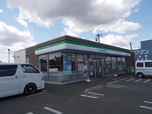 ファミリーマートまで750m