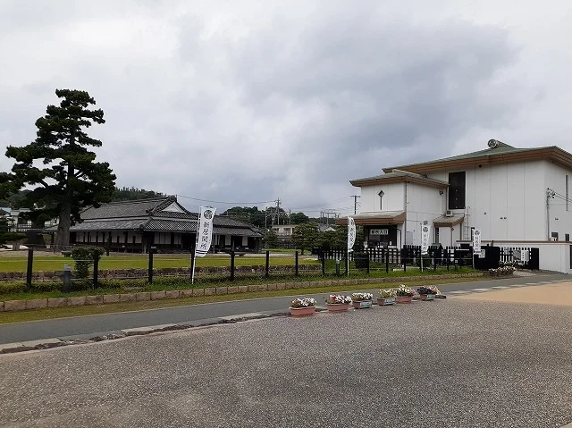 新居関所跡まで800m