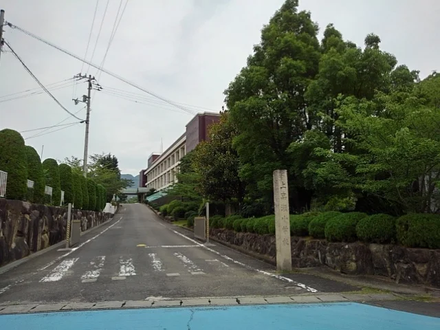 三豊市立上高瀬小学校まで1000m