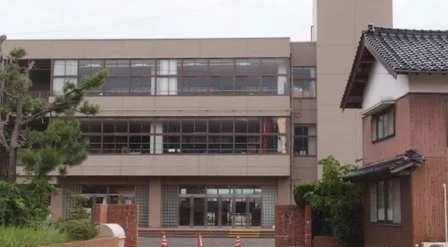 出雲市立荒木小学校まで1600m