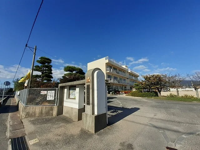 防府市立新田小学校まで813m