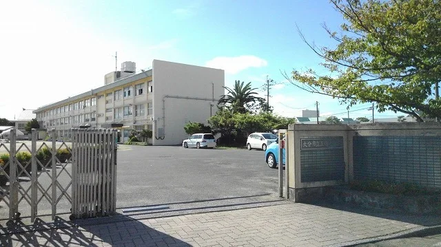 三佐小学校まで1200m