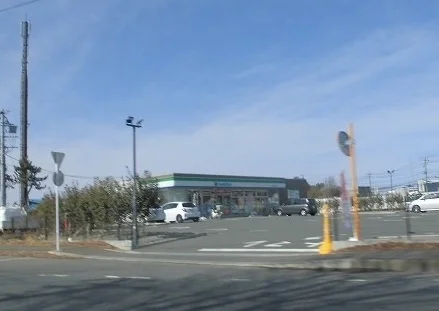 ファミリーマートまで950m