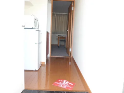 手前通路は木目のフロアー、奥の居室はカーペット張です。