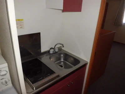 掃除のしやすいフラット電気コンロ付ミニキッチン。