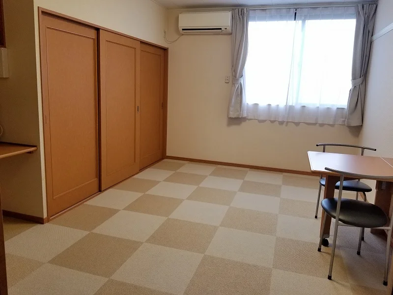 絨毯が実際の御部屋と色や柄が異なる場合が御座います