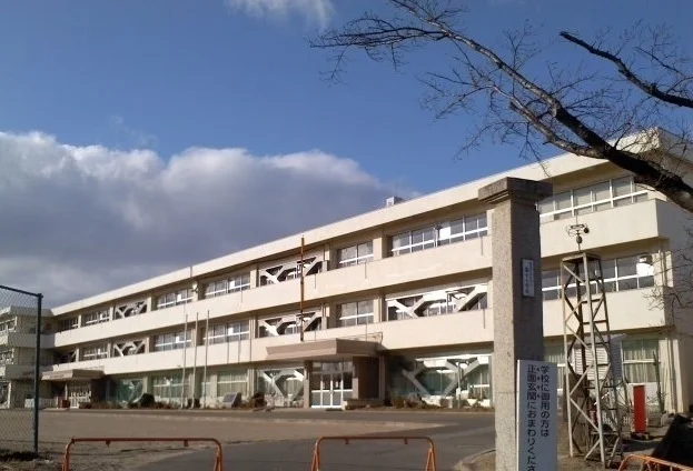岳下小学校まで1400m