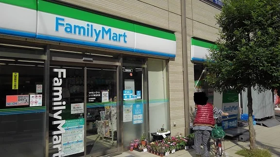 ファミリーマートまで700m