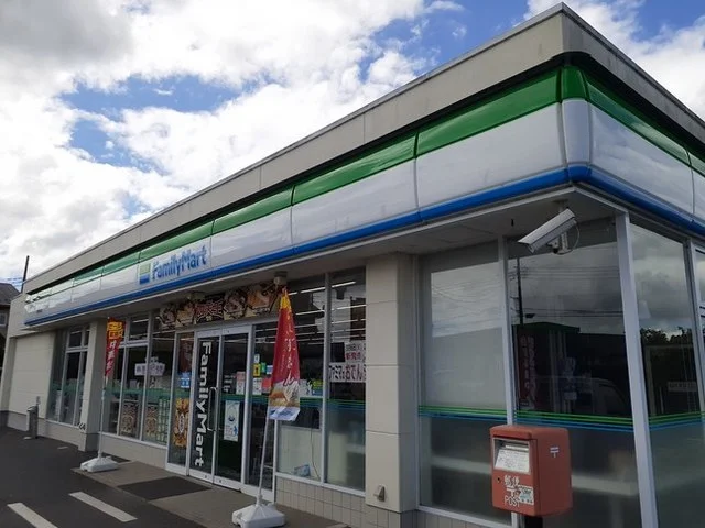 ファミリーマートまで910m