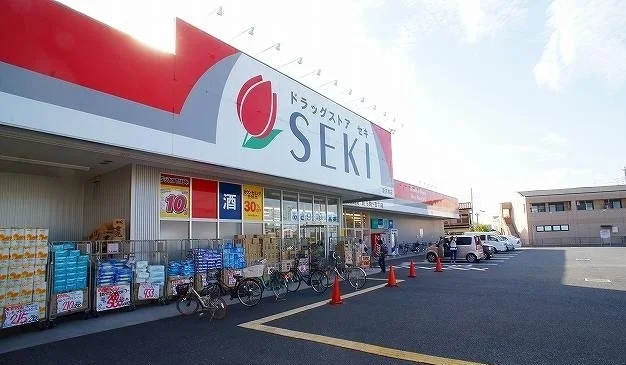 ドラッグストアセキ新河岸店まで700m
