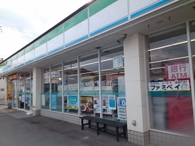 ファミリーマート様まで520m