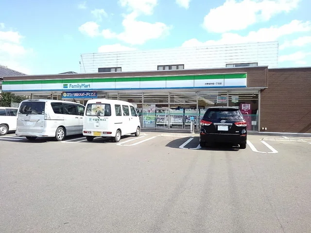 ファミリーマートまで650m