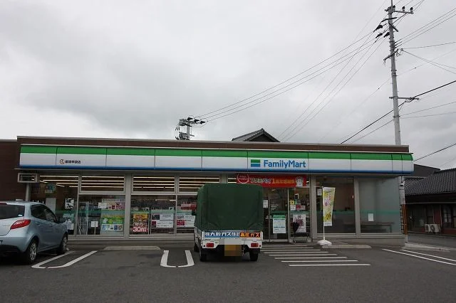 ファミリーマートまで800m