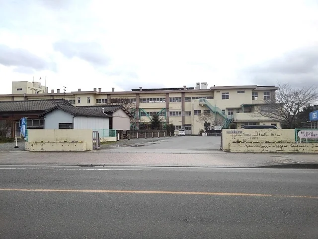 上妻小学校まで1250m