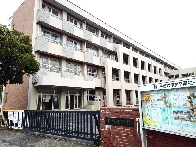 筑西市立下館小学校まで300m