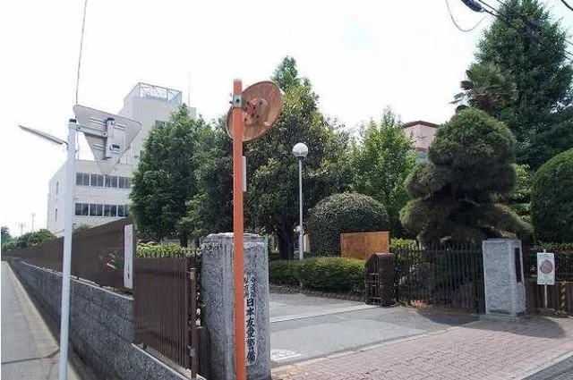 犬伏小学校まで1300m