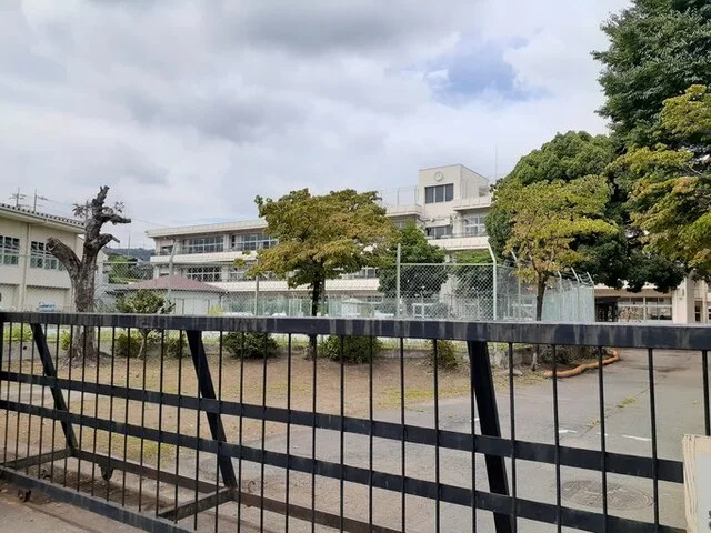 渋川市立豊秋小学校まで1600m