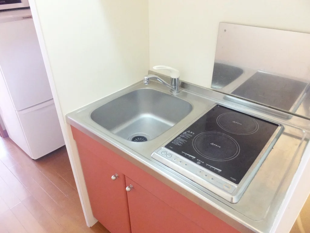 操作が簡単な２口電気コンロのキッチンです。