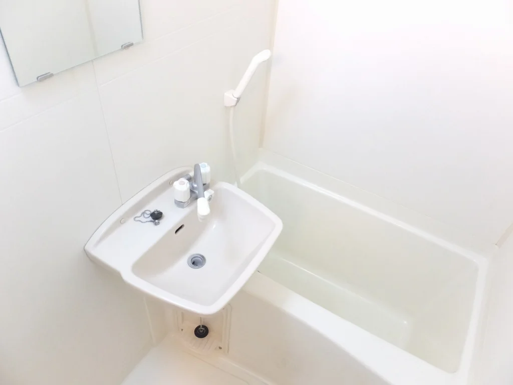 白を基調とした清潔感溢れる浴室です。