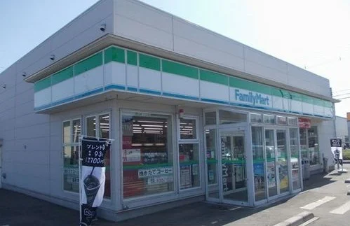 ファミリーマートまで950m