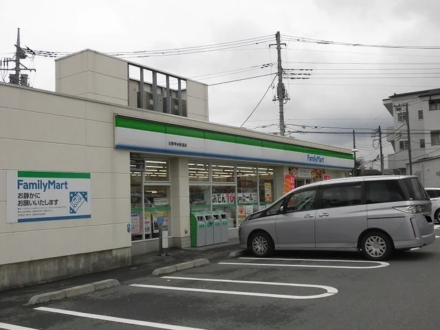 ファミリーマートまで1100m
