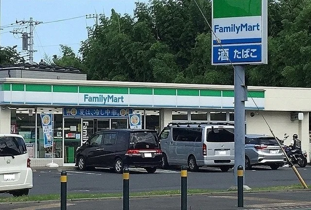 ファミリーマートまで750m