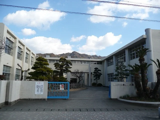 岡部小学校まで1500m